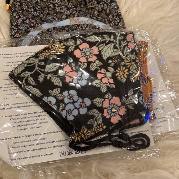 Tory Burch cloth Face  mask Two pack ONLY  with Tory Burch pouch 6/5in - Picture 8 of 12